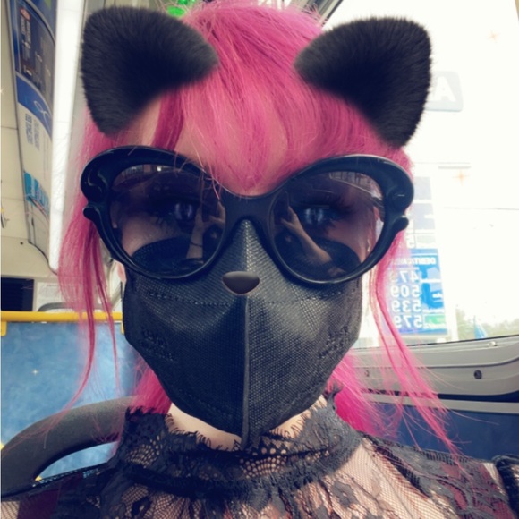 Meet your Posher, April - Picture 2 of 3